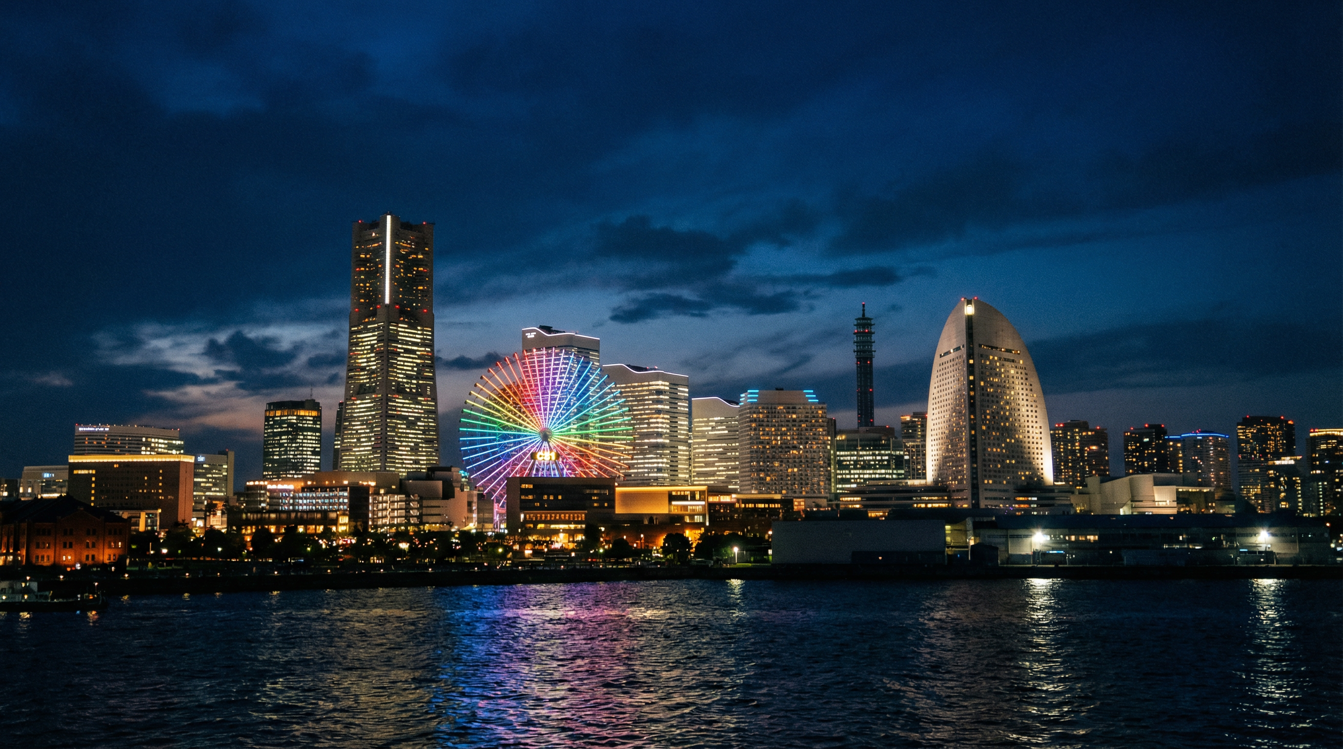 横浜みなとみらいの美しい夜景とコスモクロック21